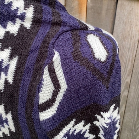 Charlotte Russe Asymettrical Fringe Shrug Wrap - Picture 7 of 11